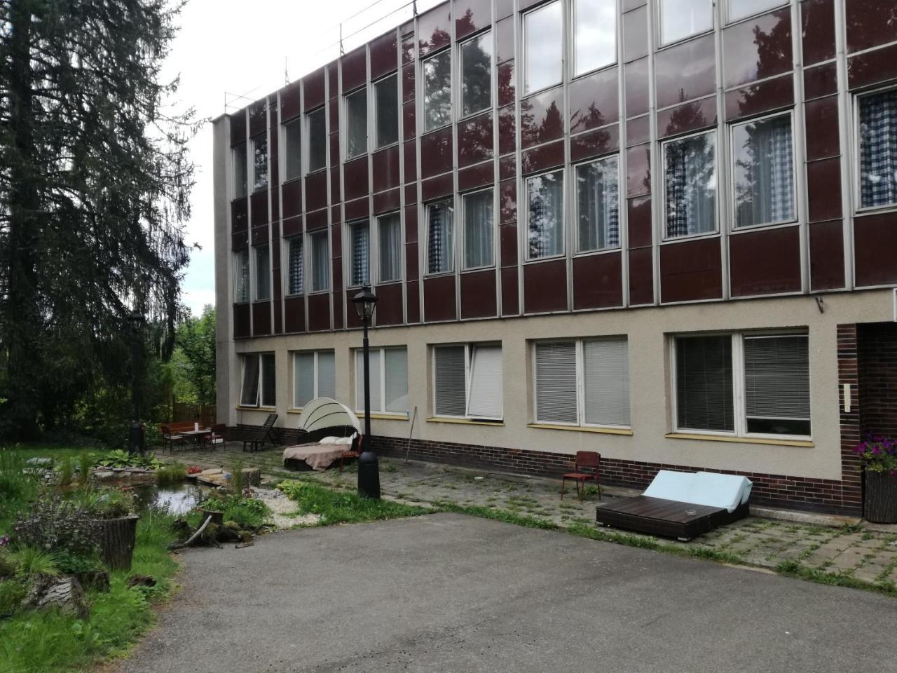 Hotel Hlaska Zlenice Екстер'єр фото