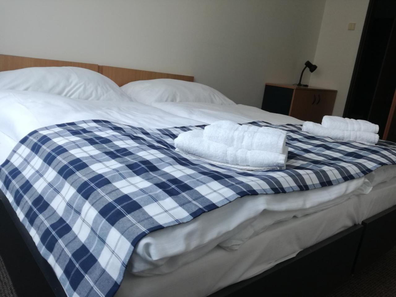 Hotel Hlaska Zlenice Екстер'єр фото