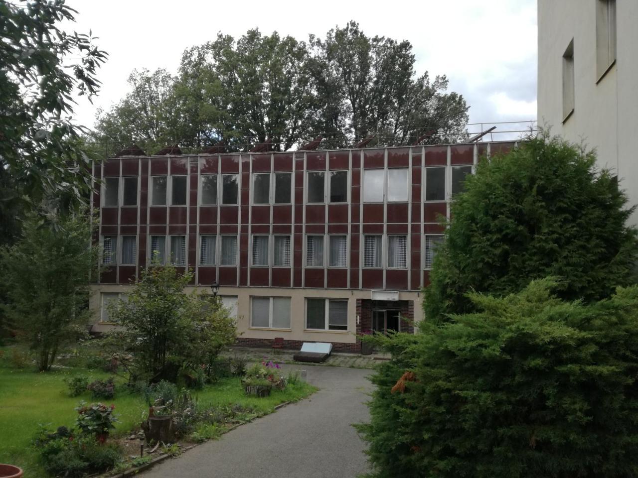 Hotel Hlaska Zlenice Екстер'єр фото