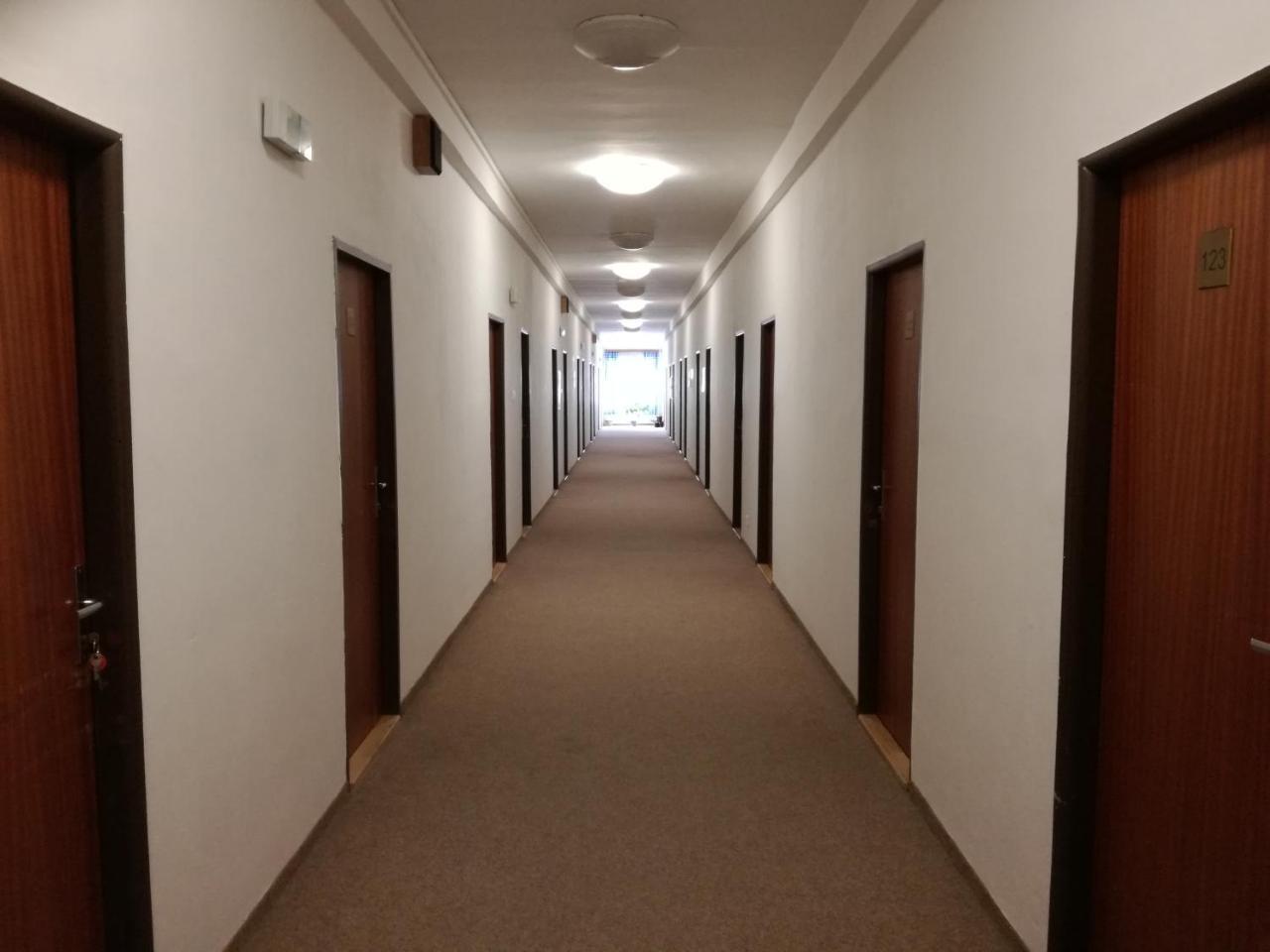 Hotel Hlaska Zlenice Екстер'єр фото