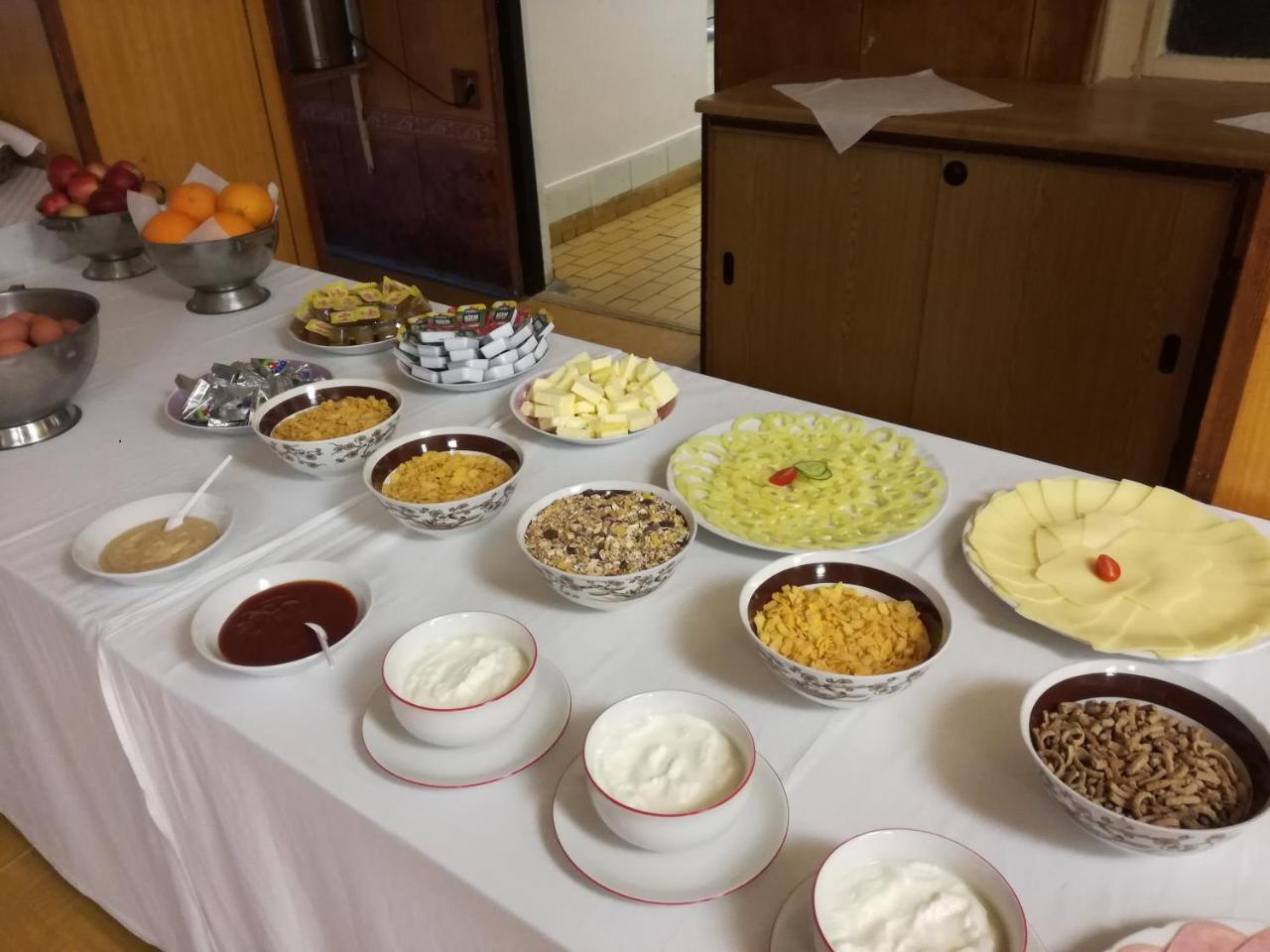 Hotel Hlaska Zlenice Екстер'єр фото